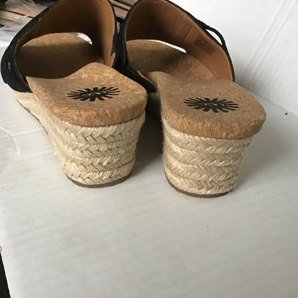 UGG strolling catching